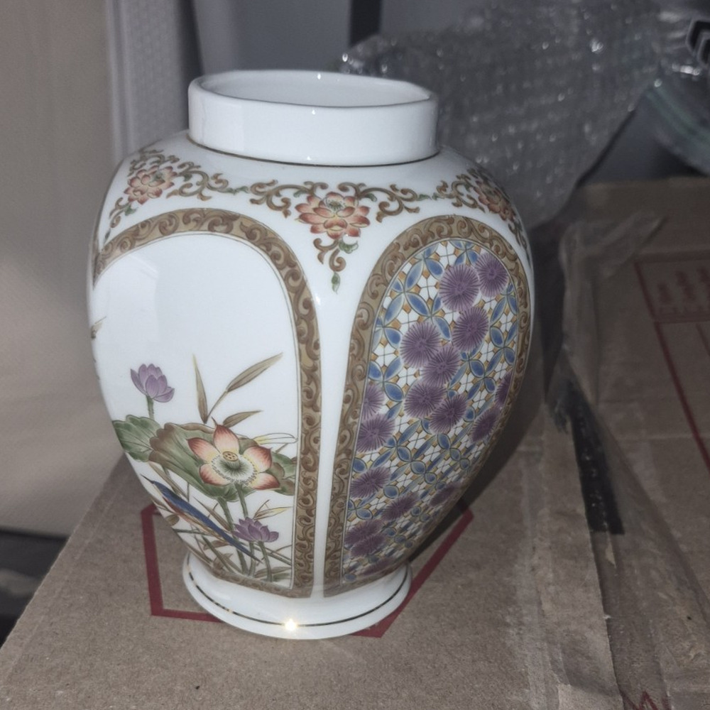 White Ceramic Lidded Vase/Urn Floral Pattern Round Glossy Decorative